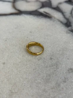 Oval Signet Ring Gold